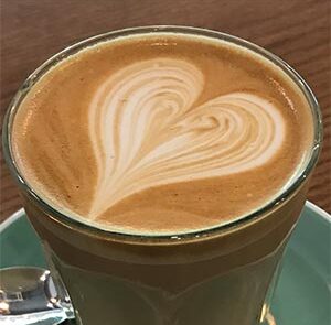 Design in the froth of a hot drink